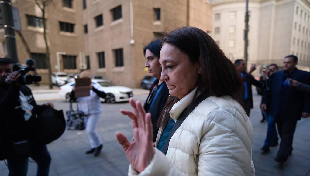 Apresuradas y tristes: hermanas de la ex primera dama, Ana García, tras presenciar veredicto de JOH