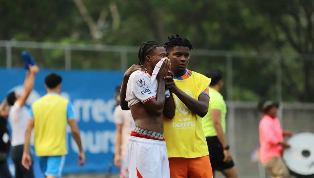 Desgarradoras imágenes de jugadores del Vida tras descender a segunda división