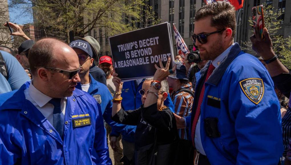 Juicio de Trump: a favor y en contra protestan afuera del tribunal en NY