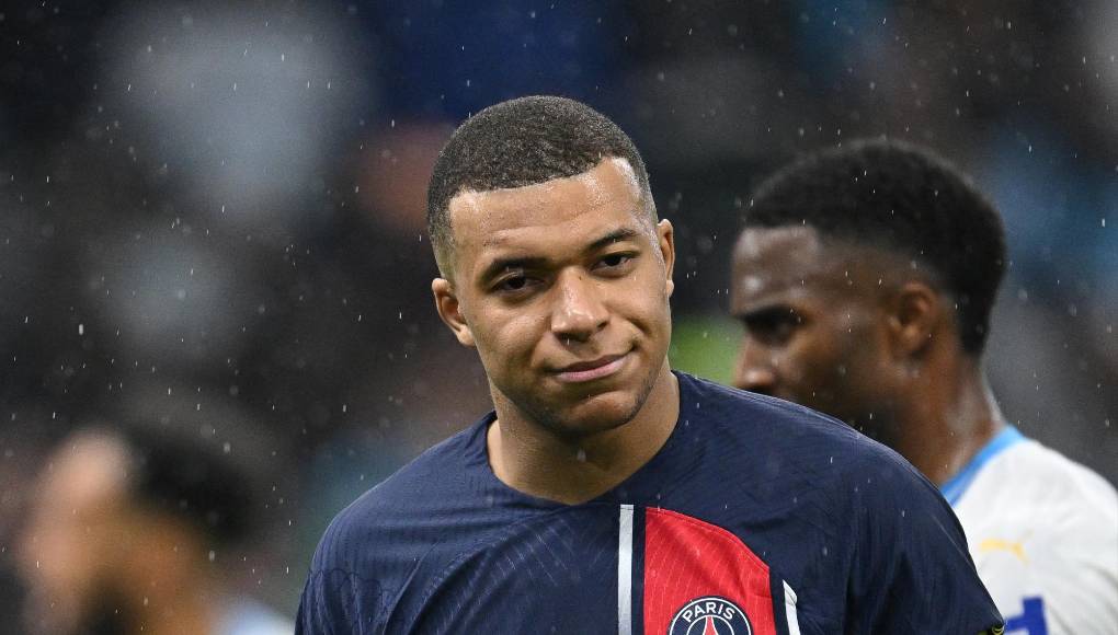 Mbappé no dirige la palabra ni voltea a ver a Luis Enrique luego de sustituirlo en triunfo de PSG
