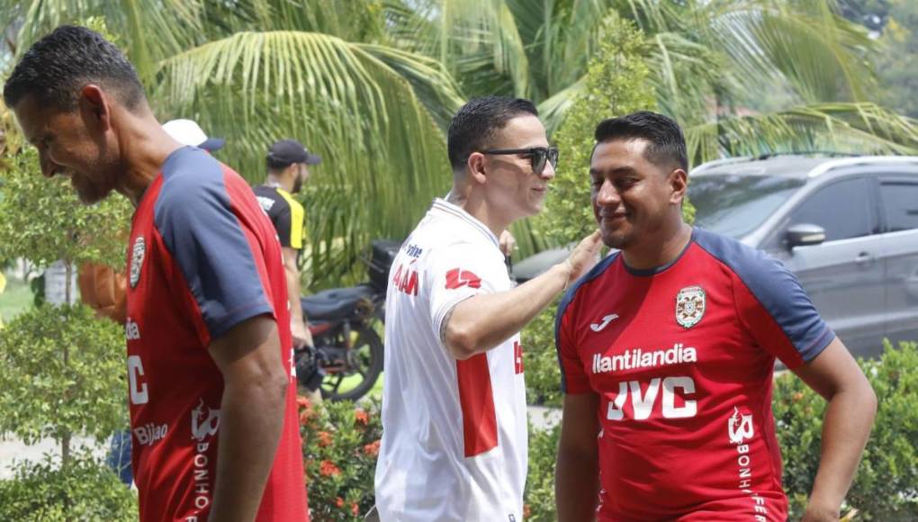 Aficionado de Olimpia se mete a entreno de Marathón y esta fue la reacción de los jugadores