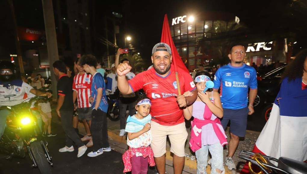 De azul, rojo y blanco se pintan las calles tras eufórica celebración olimpista en la capital