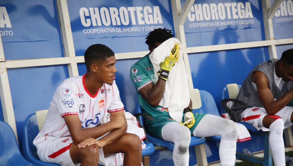 Desgarradoras imágenes de jugadores del Vida tras descender a segunda división