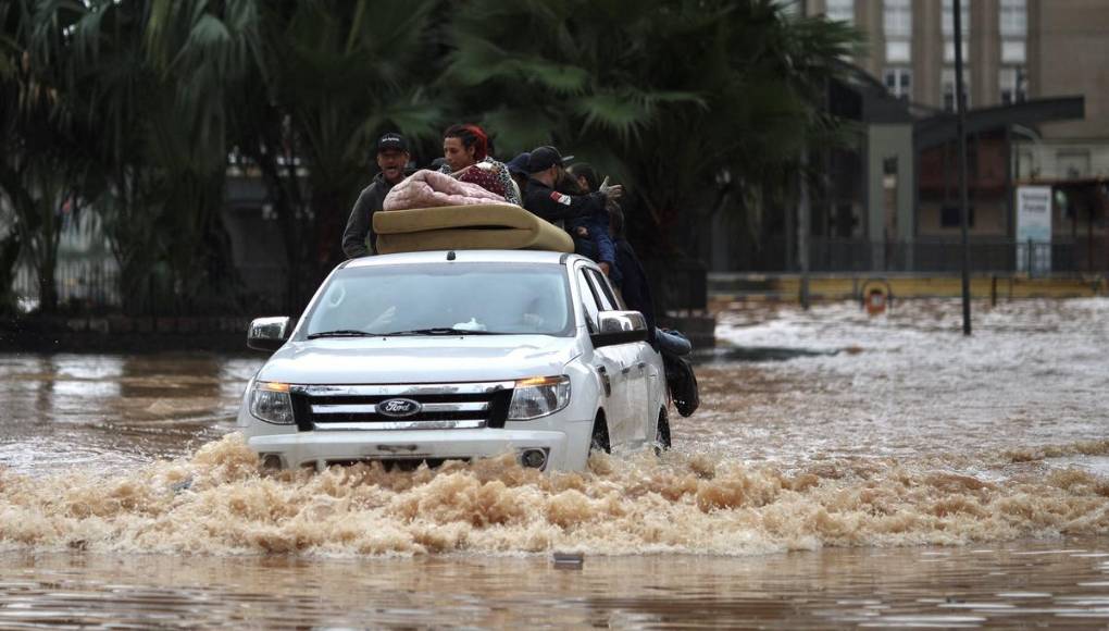 Rescates a contrarreloj en Brasil para contener tragedia por inundaciones