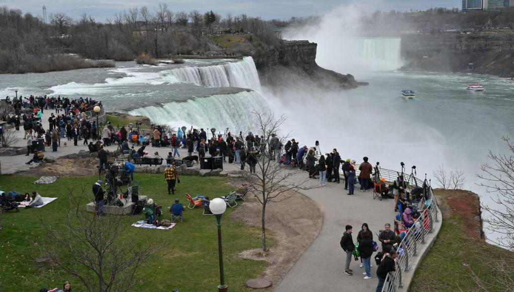 Estados Unidos deslumbrado por el eclipse solar total de este lunes