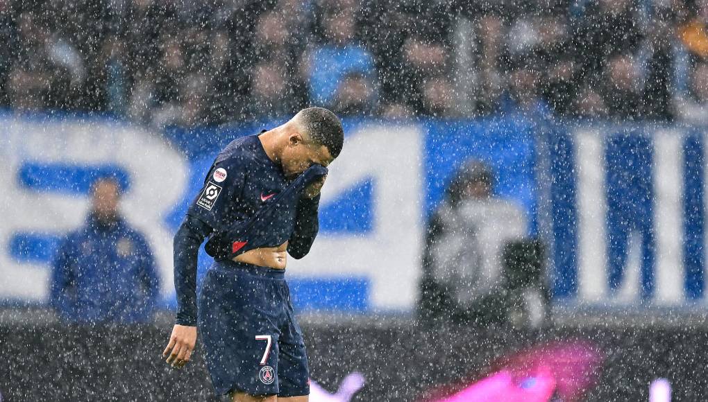 Mbappé no dirige la palabra ni voltea a ver a Luis Enrique luego de sustituirlo en triunfo de PSG
