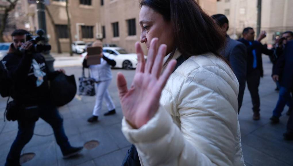 Apresuradas y tristes: hermanas de la ex primera dama, Ana García, tras presenciar veredicto de JOH