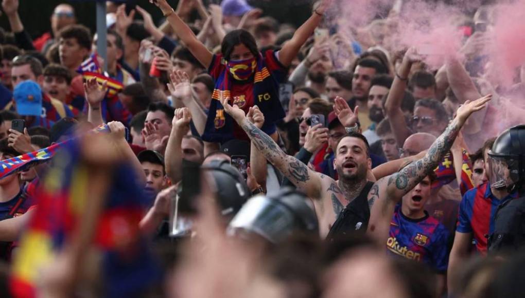 Atacan bus del Barcelona y ambiente hostil para Dembélé