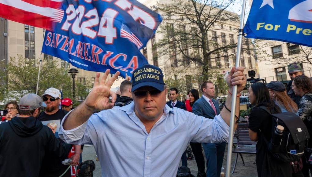 Juicio de Trump: a favor y en contra protestan afuera del tribunal en NY