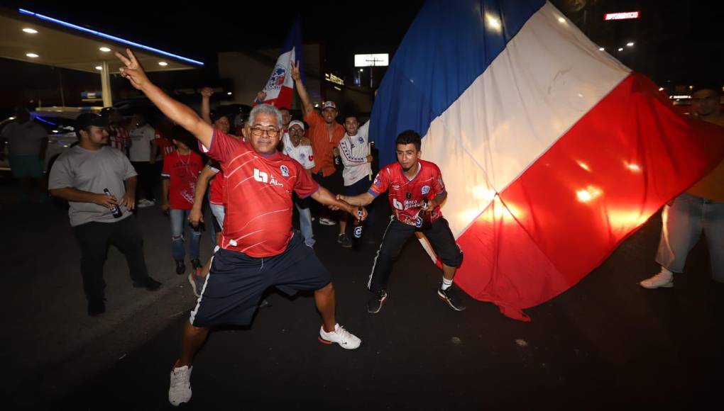 De azul, rojo y blanco se pintan las calles tras eufórica celebración olimpista en la capital