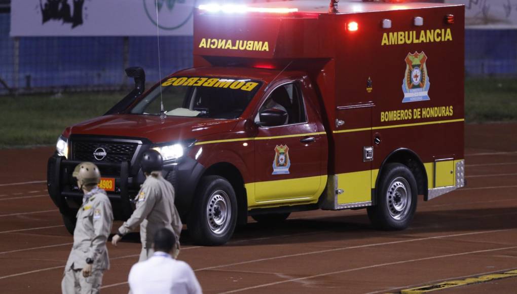 Youtubers ‘gringo’ sorprende en el Olímpico y aficionado sale en ambulancia