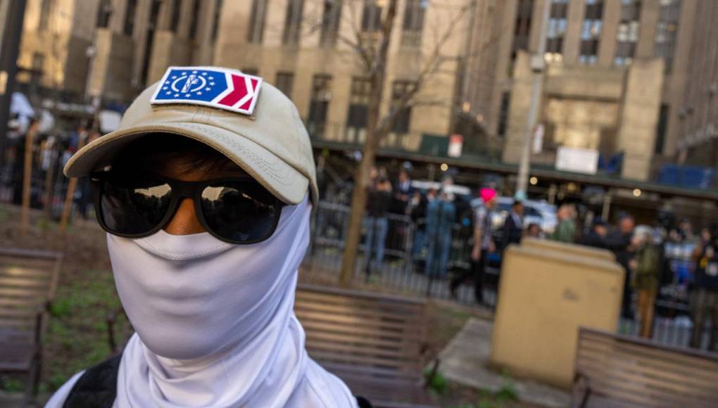 Juicio de Trump: a favor y en contra protestan afuera del tribunal en NY