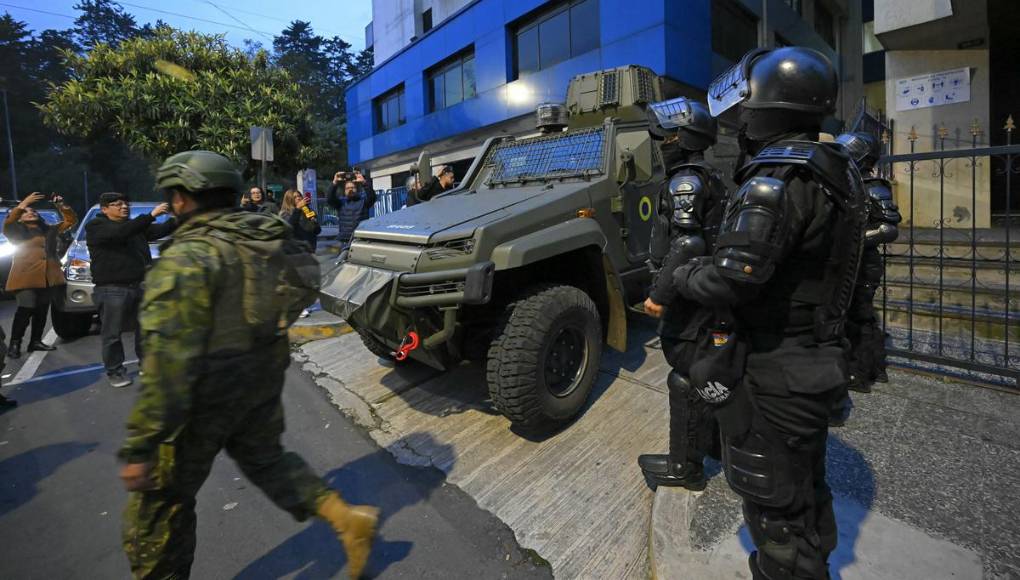 Las primeras imágenes de Jorge Glas tras su captura en la Embajada de México