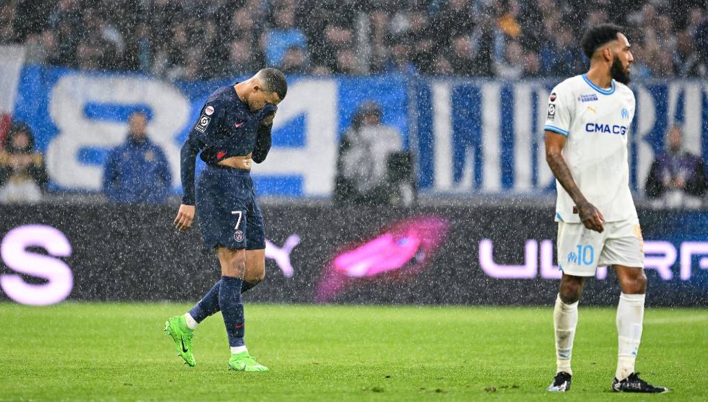 Mbappé no dirige la palabra ni voltea a ver a Luis Enrique luego de sustituirlo en triunfo de PSG