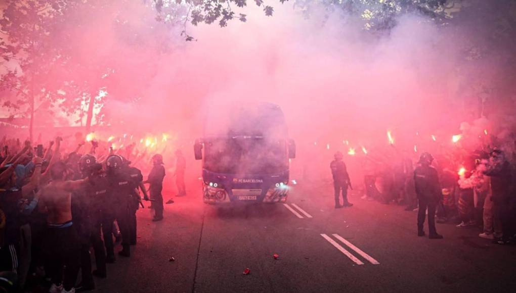 Atacan bus del Barcelona y ambiente hostil para Dembélé