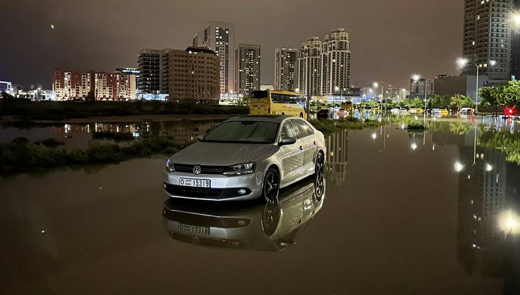 Inusuales tormentas inundan Dubái en menos de 12 horas