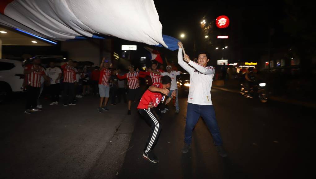 De azul, rojo y blanco se pintan las calles tras eufórica celebración olimpista en la capital