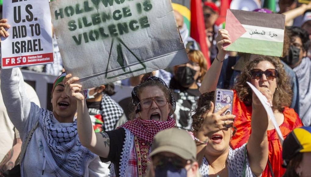 Piden por los niños en Palestina afuera del teatro Dolby de Los Ángeles