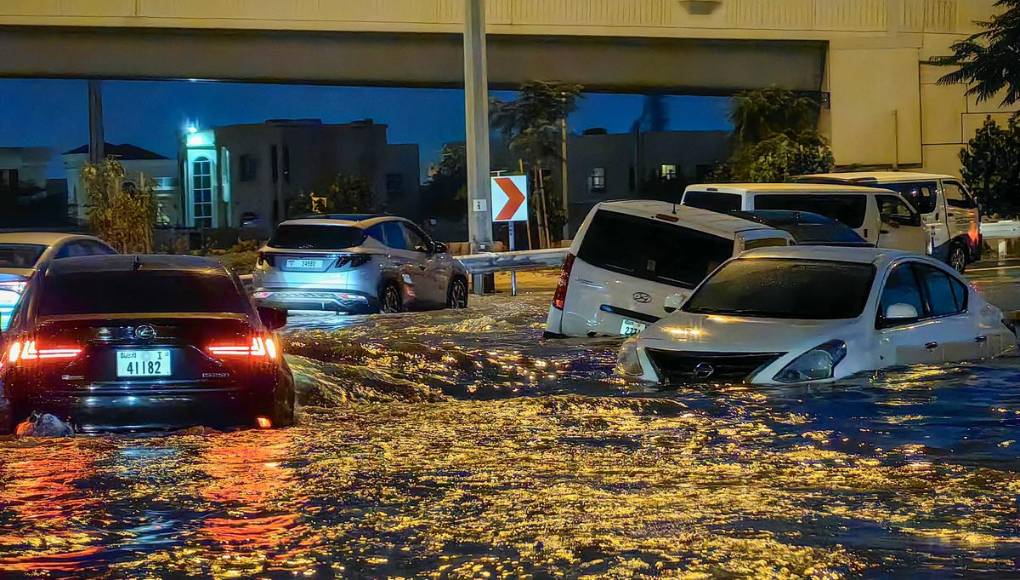 Inusuales tormentas inundan Dubái en menos de 12 horas