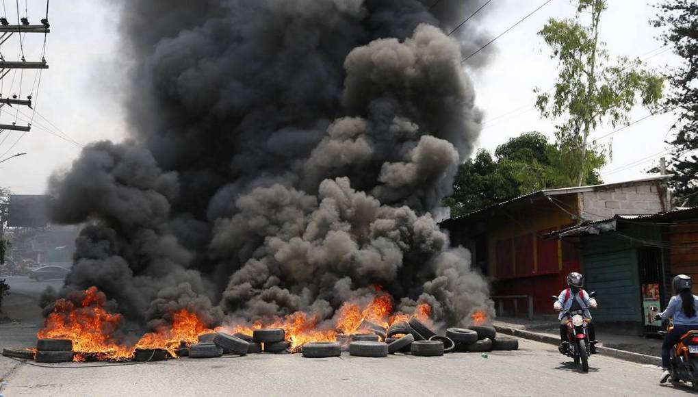 “Lo único que queremos es trabajar”: las imágenes que dejó protesta en salida a Olancho