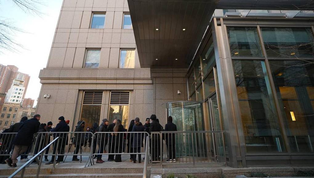 Ambiente previo a la audiencia para selección del jurado en juicio a JOH