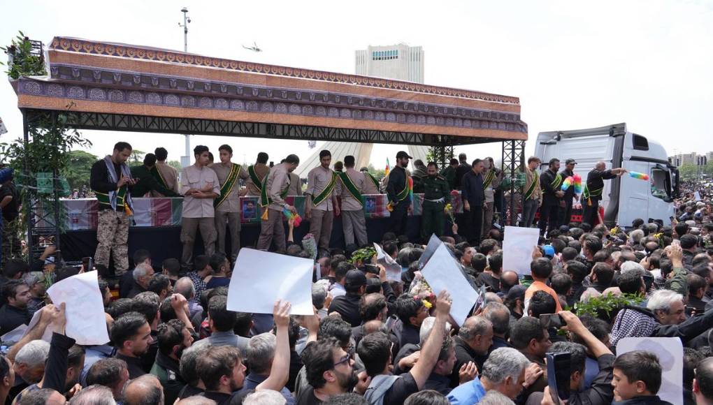 Las imágenes del multitudinario funeral del presidente de Irán, Ebrahim Raisi