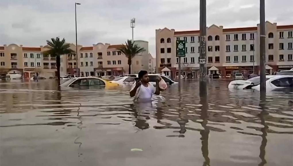 Inusuales tormentas inundan Dubái en menos de 12 horas