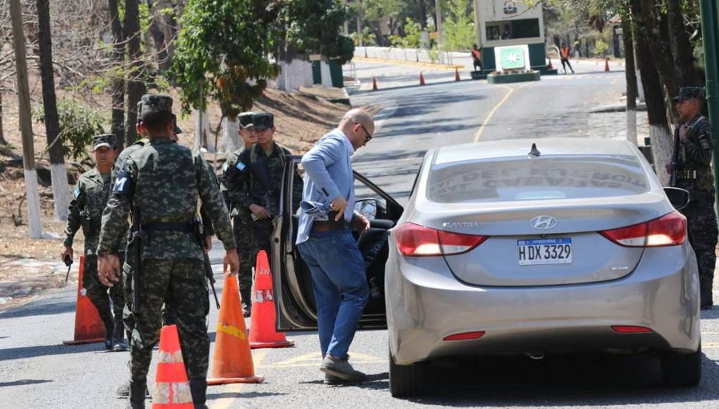 Trasladan al Fuerte Cabañas a los dos generales que testificaron en juicio de JOH