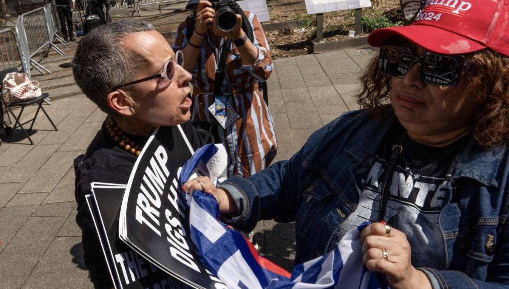 Juicio de Trump: a favor y en contra protestan afuera del tribunal en NY