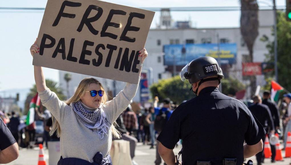 Piden por los niños en Palestina afuera del teatro Dolby de Los Ángeles