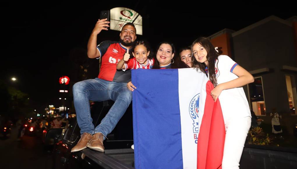 De azul, rojo y blanco se pintan las calles tras eufórica celebración olimpista en la capital