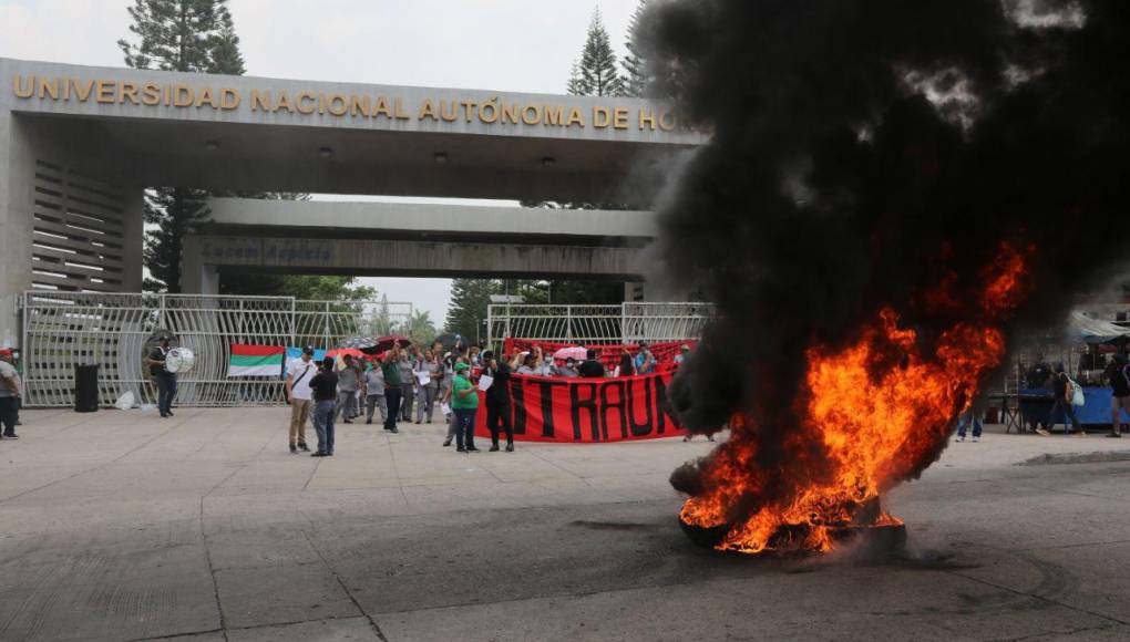 Batallas campales y quema de llantas: intensa jornada de protestas en Honduras