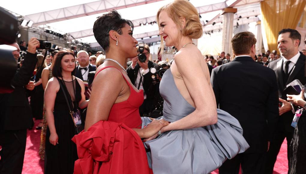 Besos, abrazos y empatía: lo mejor de la alfombra roja de los Oscar 2022