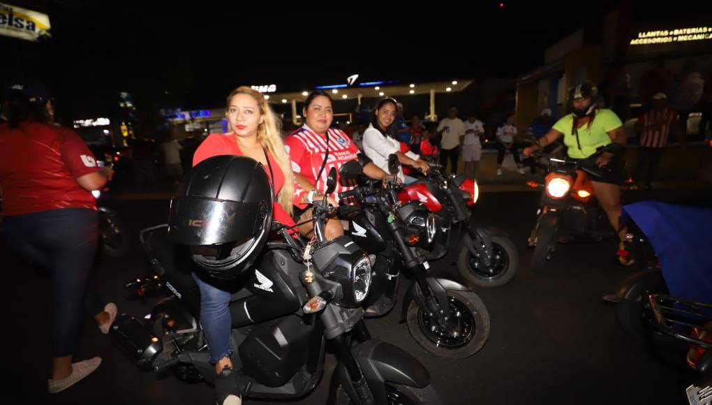 De azul, rojo y blanco se pintan las calles tras eufórica celebración olimpista en la capital