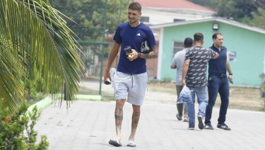 Aficionado de Olimpia se mete a entreno de Marathón y esta fue la reacción de los jugadores