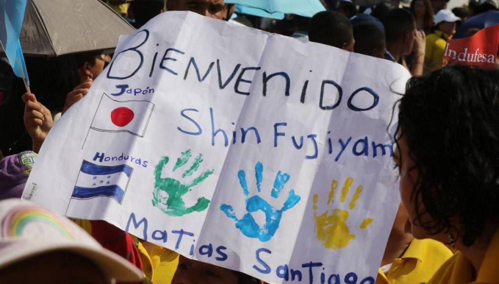 “Un japonés, cinco estrellas, macizo y héroe”: Shin Fujiyama recibe cariño de los hondureños durante reto por la educación
