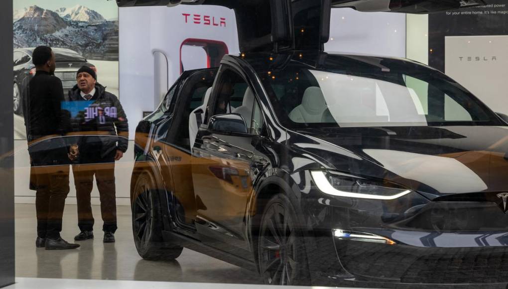 Tesla decepcionó en 2023 y avizora un 2024 aún peor