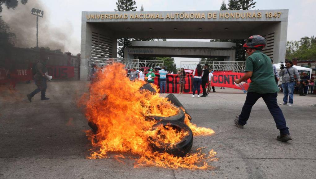 Batallas campales y quema de llantas: intensa jornada de protestas en Honduras
