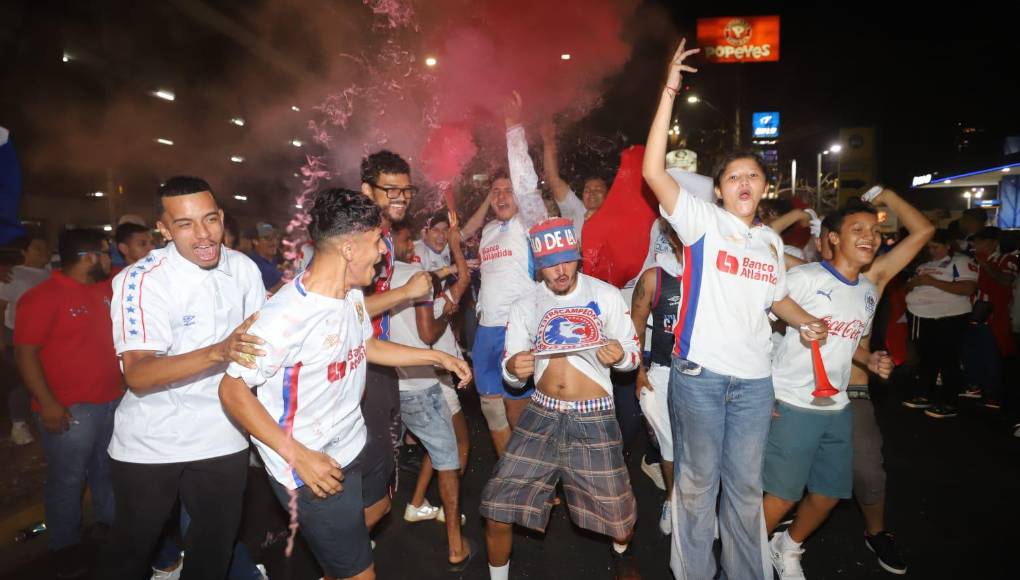 De azul, rojo y blanco se pintan las calles tras eufórica celebración olimpista en la capital