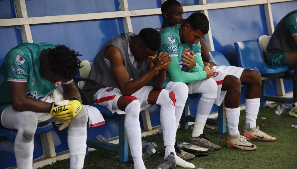 Desgarradoras imágenes de jugadores del Vida tras descender a segunda división