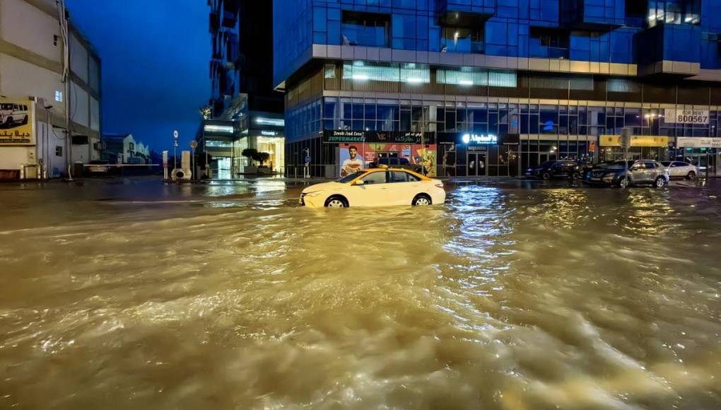 Inusuales tormentas inundan Dubái en menos de 12 horas