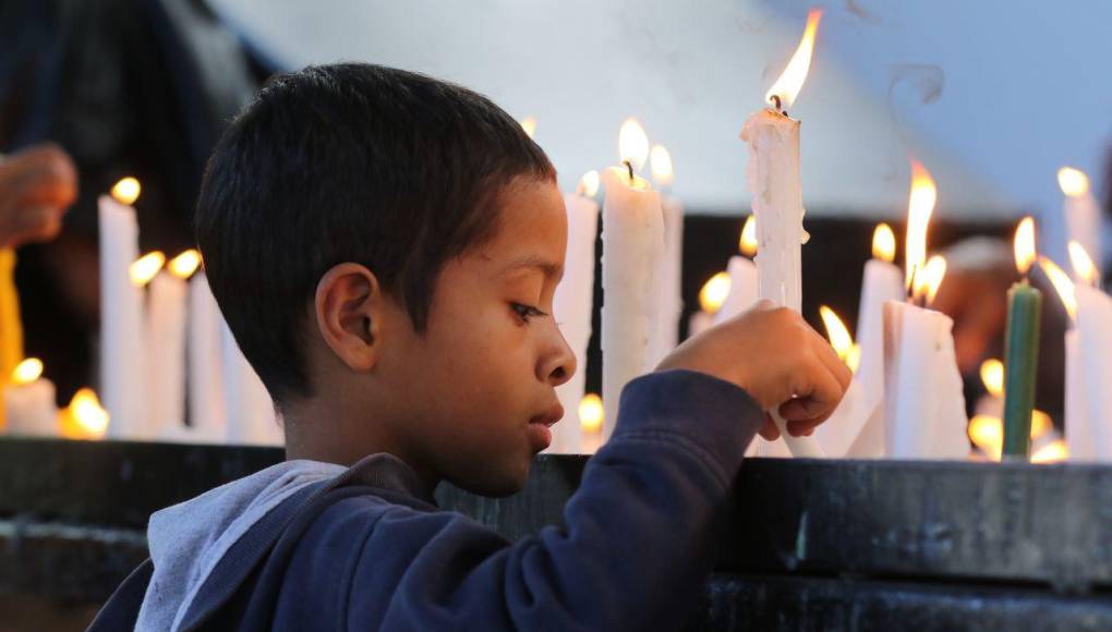 Feligreses se agolpan en la Basílica para honrar a la Virgen de Suyapa