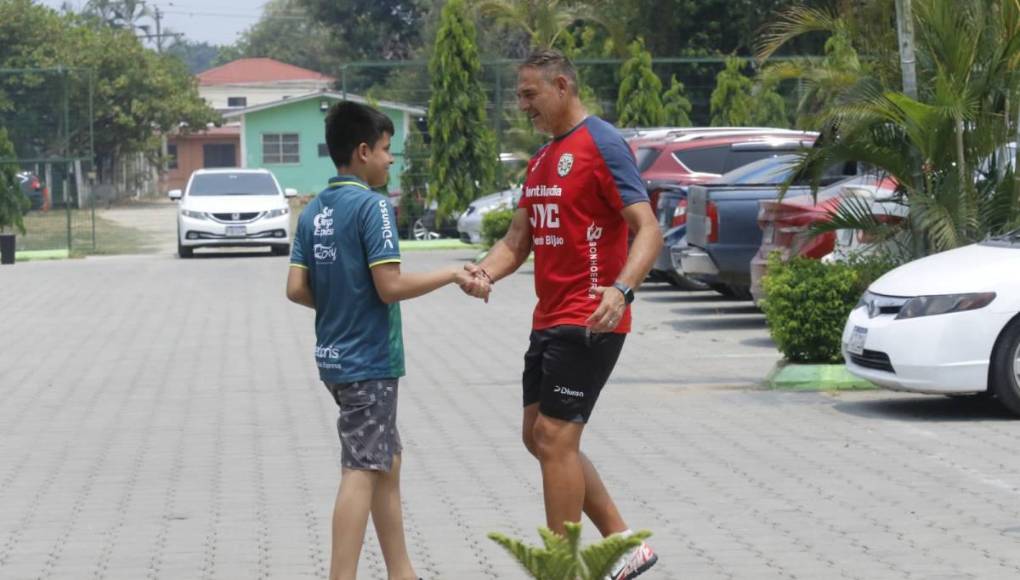 Aficionado de Olimpia se mete a entreno de Marathón y esta fue la reacción de los jugadores