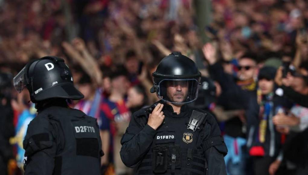 Atacan bus del Barcelona y ambiente hostil para Dembélé
