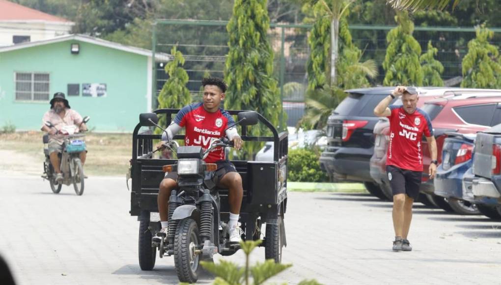 Aficionado de Olimpia se mete a entreno de Marathón y esta fue la reacción de los jugadores