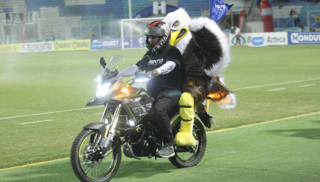 Jugadores de Olimpia provocan a barra de Motagua y la pelea de Najar con Auzmendi
