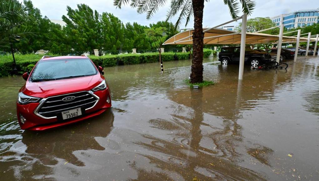 Inusuales tormentas inundan Dubái en menos de 12 horas