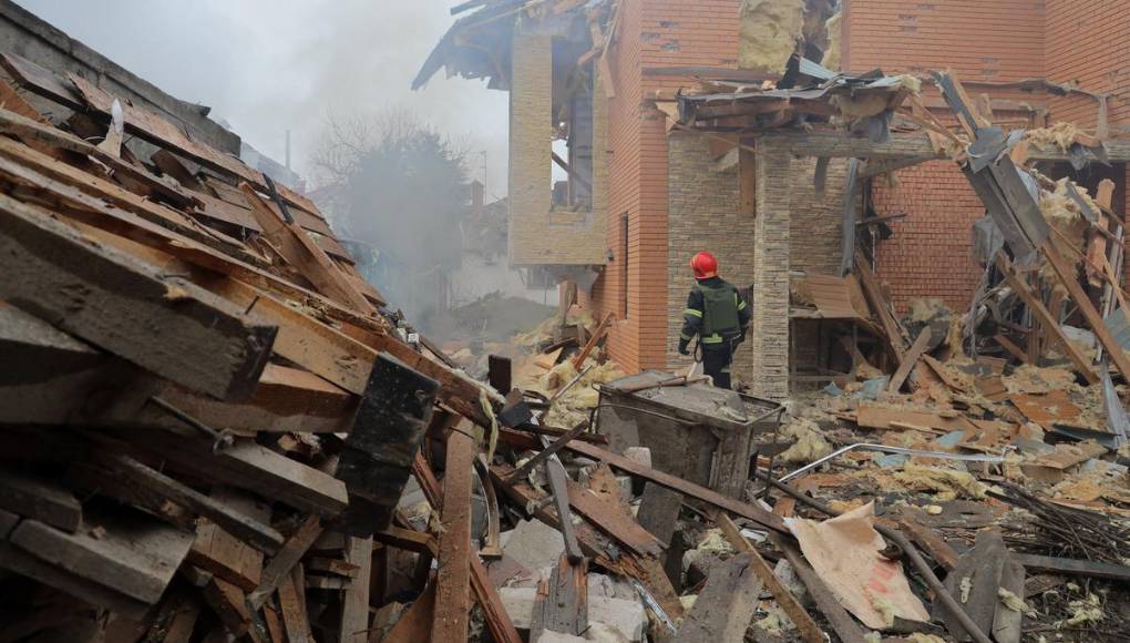 Bombardeo ruso en Odesa deja unos 16 muertos y crisis sigue en Ucrania