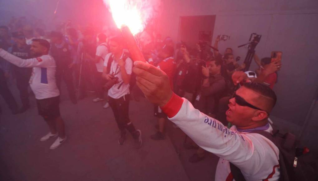 La Ultra Fiel puso el color y empujará a Olimpia a la remontada contra Real España