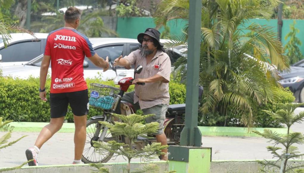 Aficionado de Olimpia se mete a entreno de Marathón y esta fue la reacción de los jugadores